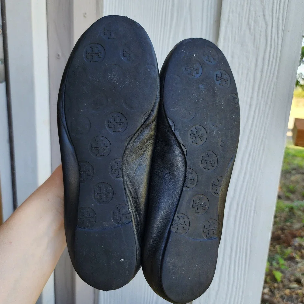 Tory Burch Sz 7.5 Black Leather Reva Ballet Flat Logo Hardware Quiet Luxury